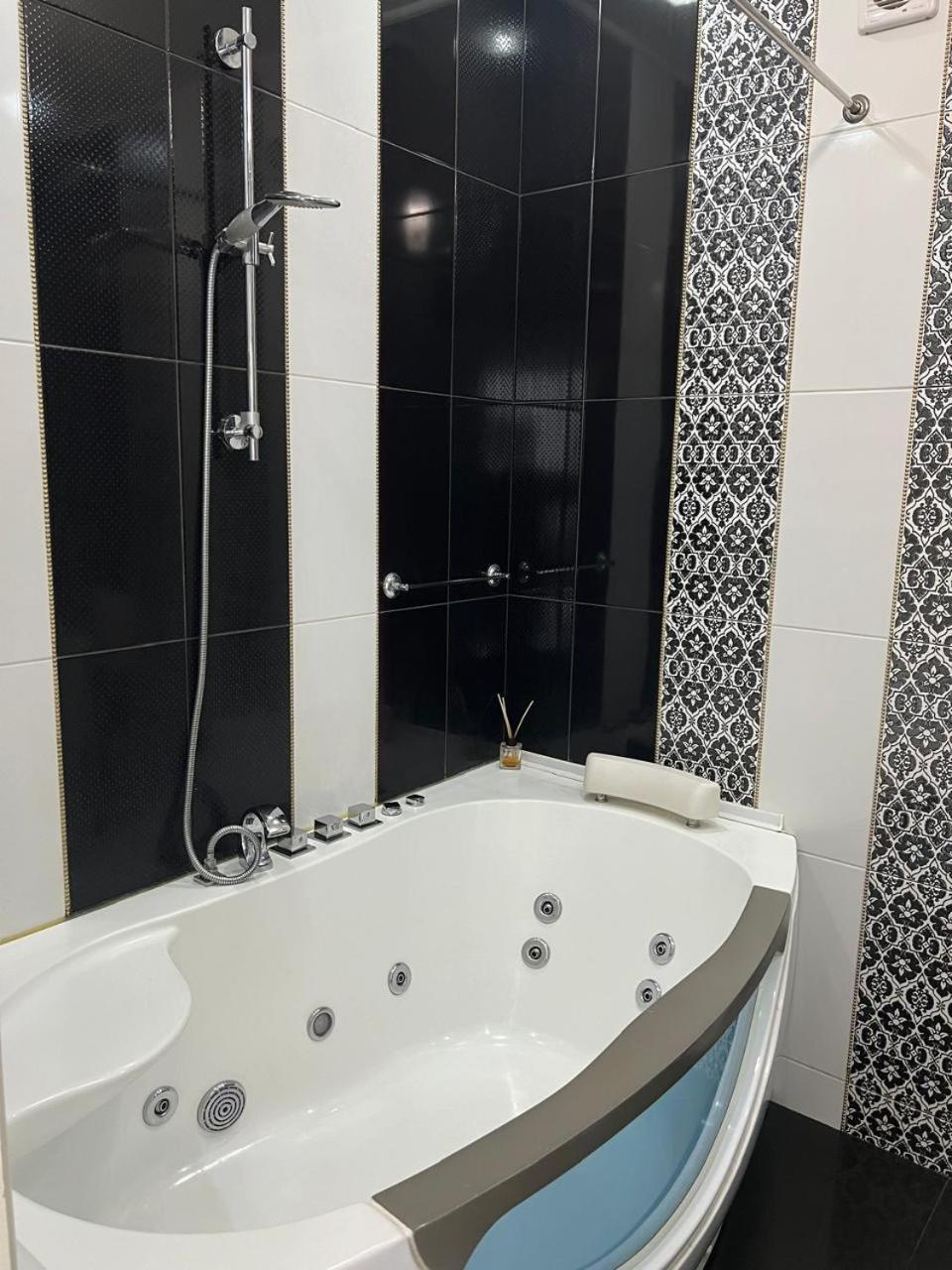 Home in Center with jacuzzi Ivano-Frankivsk Buitenkant foto